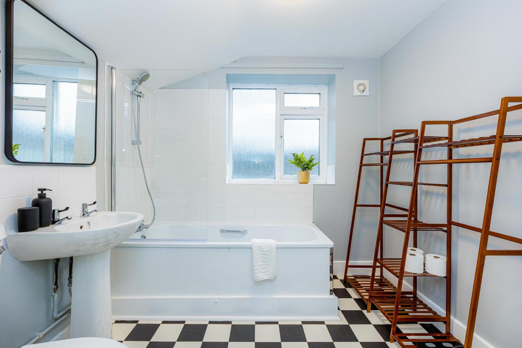 Renovated 3br Wgarden In Stratford, 1min To Train Londres