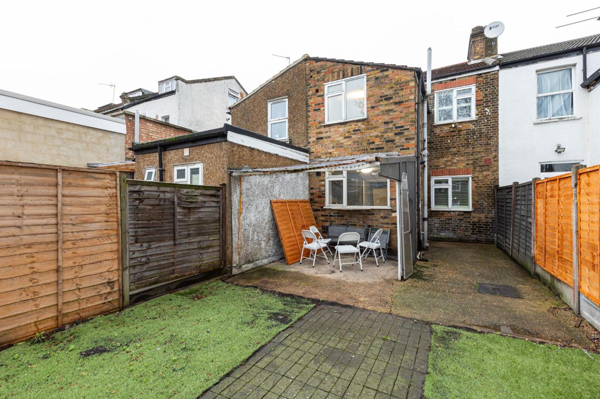 Renovated 3br Wgarden In Stratford, 1min To Train Londres